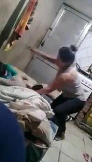 Майка бие и брутално вдига за косата във въздуха собствената си 3-годишна дъщеря, а причината е безумна (СНИМКИ/ВИДЕО 18+)