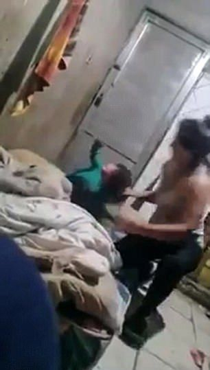 Майка бие и брутално вдига за косата във въздуха собствената си 3-годишна дъщеря, а причината е безумна (СНИМКИ/ВИДЕО 18+)