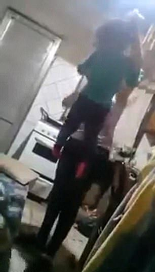 Майка бие и брутално вдига за косата във въздуха собствената си 3-годишна дъщеря, а причината е безумна (СНИМКИ/ВИДЕО 18+)