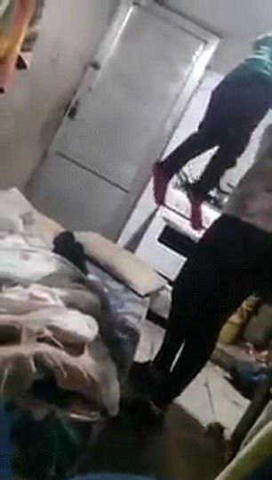 Майка бие и брутално вдига за косата във въздуха собствената си 3-годишна дъщеря, а причината е безумна (СНИМКИ/ВИДЕО 18+)