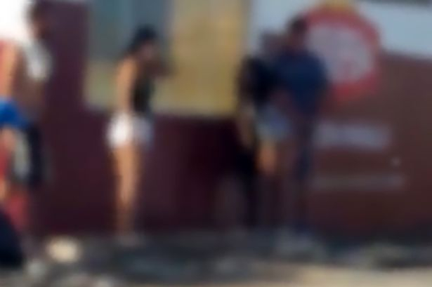Похотлива двойка прави секс до ресторант посред бял ден (СНИМКИ/ВИДЕО 18+)  