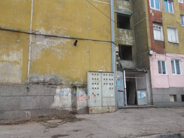 Кошмар в Пазарджик: 2-годишно дете едва не се удави в наводнено мазе (СНИМКИ)