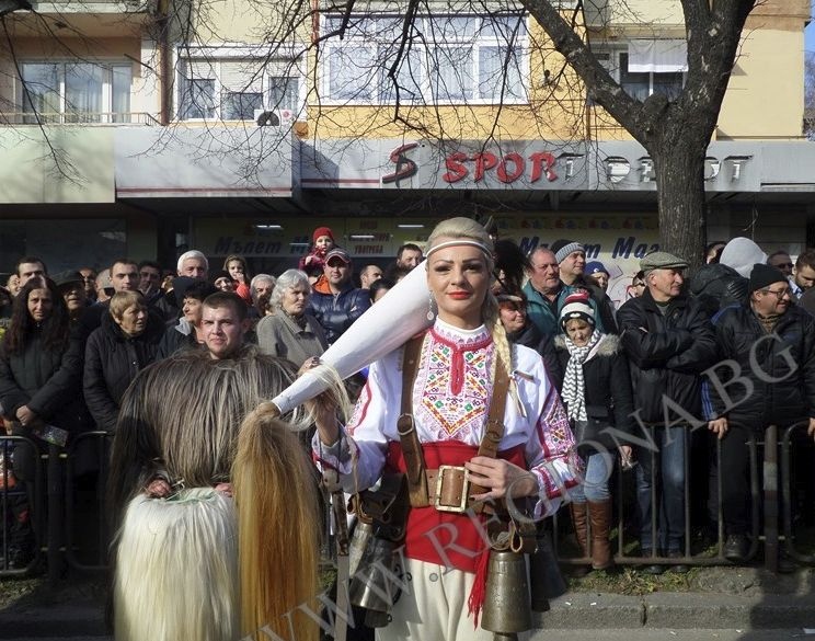 Красива митничарка предизвика фурор на кукерския фестивал в Благоевград (СНИМКИ)