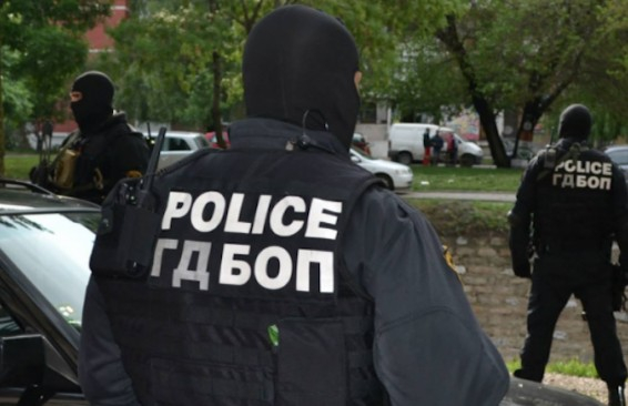 Маскирани спецполицаи окупираха блок в бургаския „Меден рудник” след сигнал за отвлечен мъж! Когато нахлуха на адреса... 