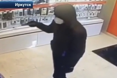 Най-жалкият крадец в света: Ще повярвате ли от какво се уплаши този маскиран и въоръжен престъпник (ВИДЕО)
