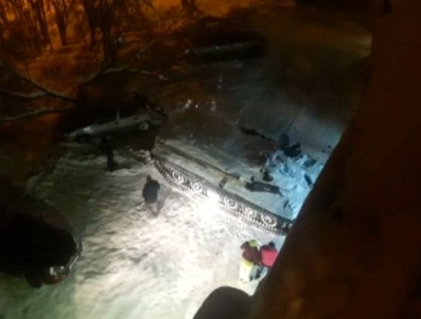 Какво нещо е жаждата! Руснак открадна БТР, разби с него магазин, за да си вземе... водка! (ВИДЕО)