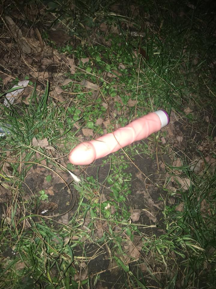 Брутално! Изкуствен член втрещи минувачи в столичен квартал (СНИМКА 18+)
