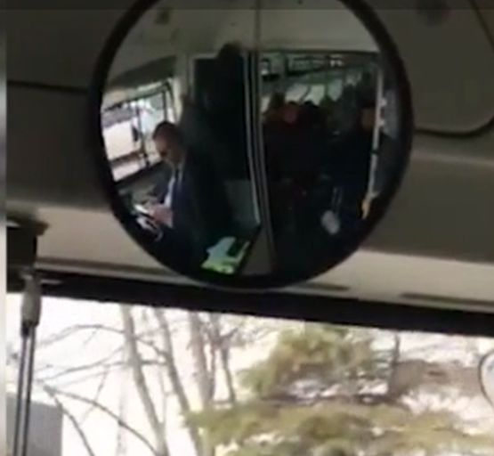 Шок и ужас! Какво прави този безумен шофьор на претъпкан автобус в центъра на София (ВИДЕО)