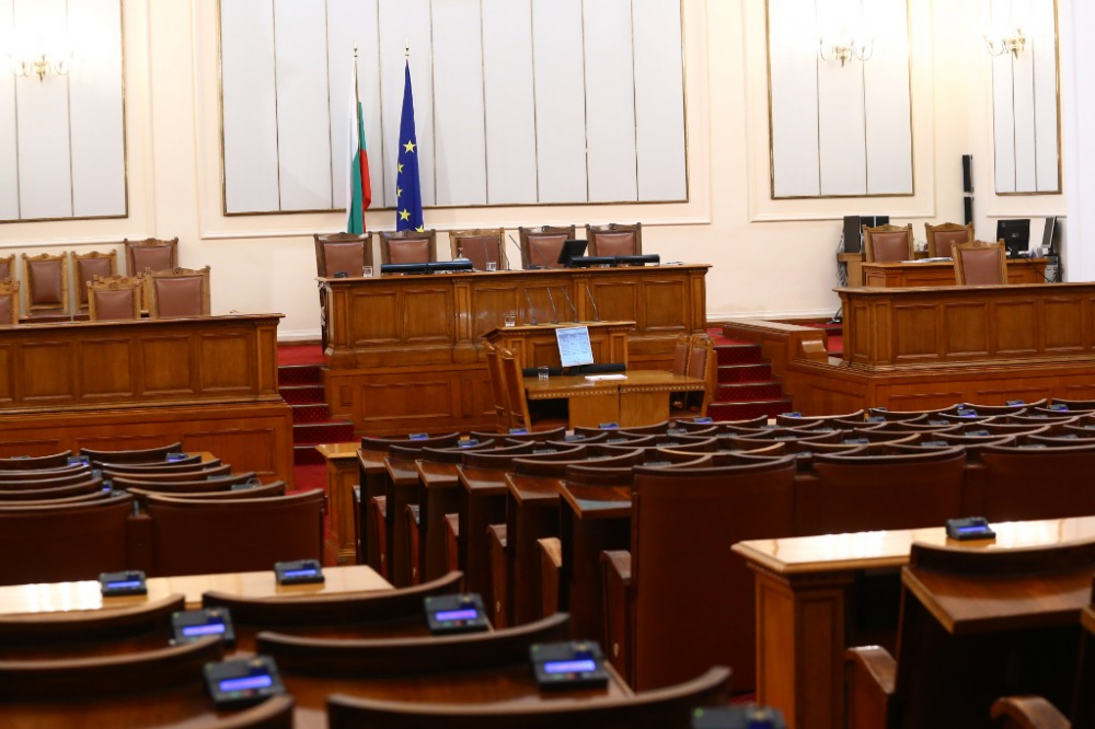 Какви засукани манджи ядат депутатите и колко „народни“ са цените в парламента