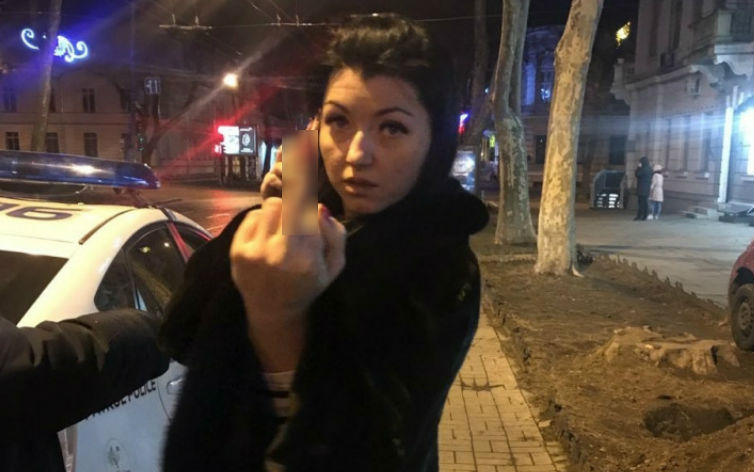 Общинарка фучи пияна със 120 км/час през кръстовище на червено, налита на полицаите с псувни (ВИДЕО)