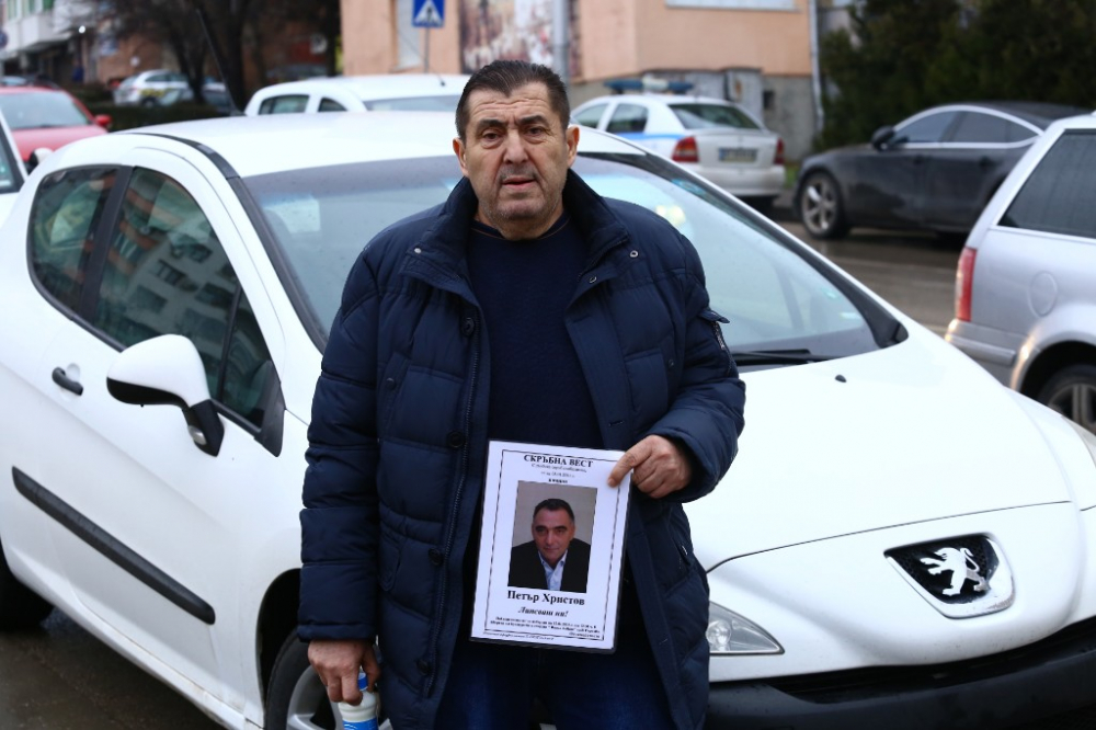 Митьо Пищова с некролог в ръка на поклонението на разстреляния бизнесмен Петър Христов (СНИМКИ)