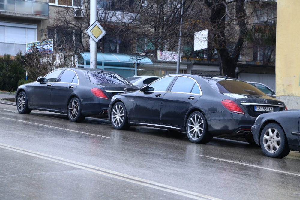 Митьо Пищова с некролог в ръка на поклонението на разстреляния бизнесмен Петър Христов (СНИМКИ)
