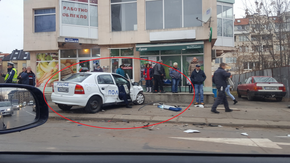 Зверска катастрофа с патрулка в столицата, има пострадали полицаи! (СНИМКИ)
