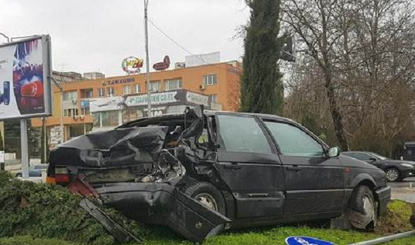 Страшно меле в Бургас! Автобус помете "Пасат" с бясна скорост, колата е изхвърчала на 50 метра от удара! (СНИМКИ)
