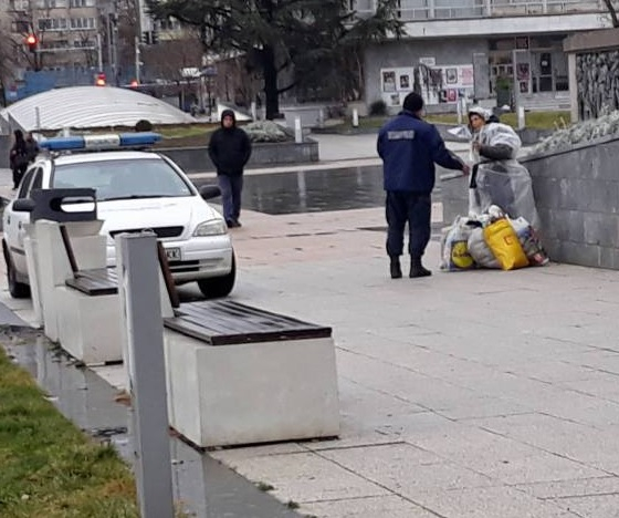 Екшън в центъра на Бургас! Жена крещи на деца: Ще убия един от вас и няма кой да ви спаси!