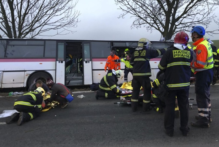 Зверска катастрофа в Прага, автобус от градския транспорт се вряза в дърво, има загинали и много ранени! (СНИМКИ 18+)