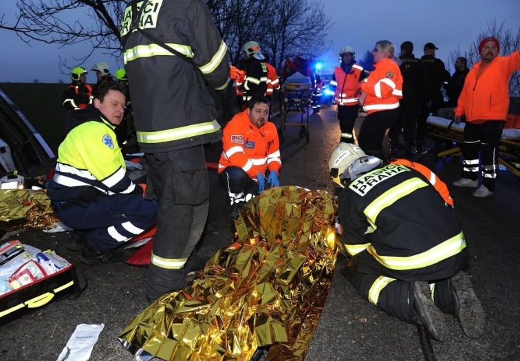 Зверска катастрофа в Прага, автобус от градския транспорт се вряза в дърво, има загинали и много ранени! (СНИМКИ 18+)