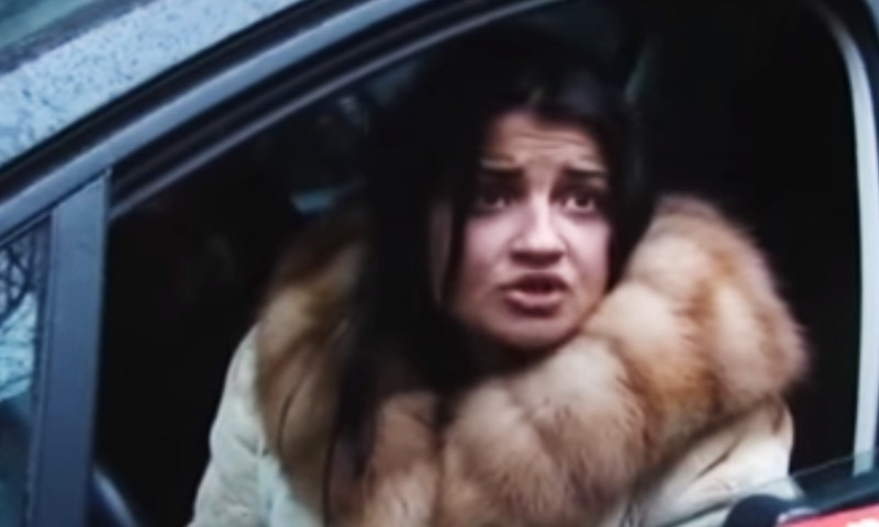 Мутреса блъсна полицай и вози втори на капака на автомобила си. След това написа: "Аз съм звезда... Сърцето ми е океан от любов!" (ВИДЕО)