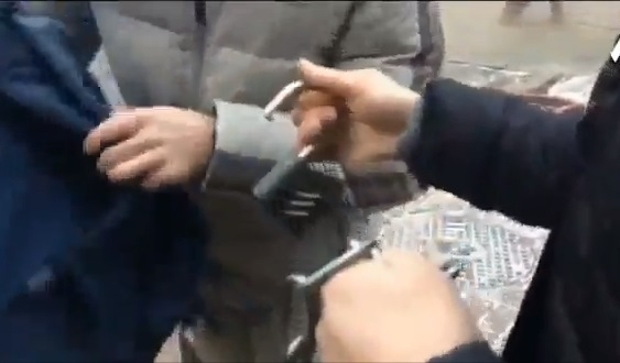 Екшън в Киев: Радикалите нападнаха сградата на руския Център за наука и култура (ВИДЕО)