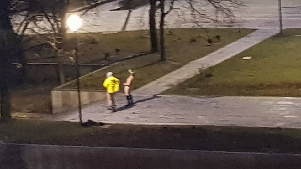 Първо в БЛИЦ! Двама голи мъже лъснаха пред НДК в разгара на Европредседателството, няма да повярвате какво правят (СНИМКИ 18+)