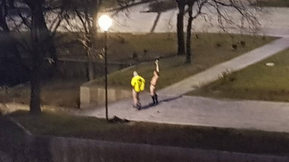 Първо в БЛИЦ! Двама голи мъже лъснаха пред НДК в разгара на Европредседателството, няма да повярвате какво правят (СНИМКИ 18+)