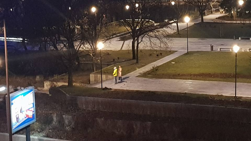 Първо в БЛИЦ! Двама голи мъже лъснаха пред НДК в разгара на Европредседателството, няма да повярвате какво правят (СНИМКИ 18+)