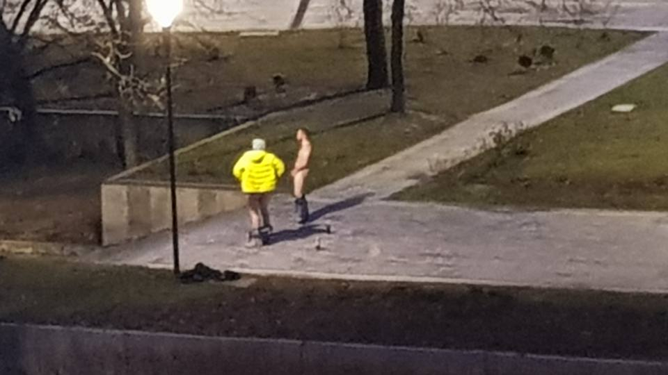 Първо в БЛИЦ! Двама голи мъже лъснаха пред НДК в разгара на Европредседателството, няма да повярвате какво правят (СНИМКИ 18+)