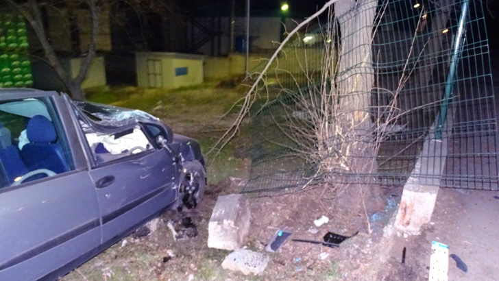 Шофьор мина през тротоара, помете ограда и кипарис, удари се в дърво и полетя 3 метра, за да кацне в...