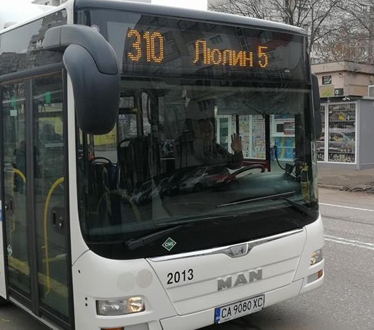 Няма такава наглост! Шофьор на автобус търка билетчета в движение, крещи на пътниците, а после... (СНИМКИ)