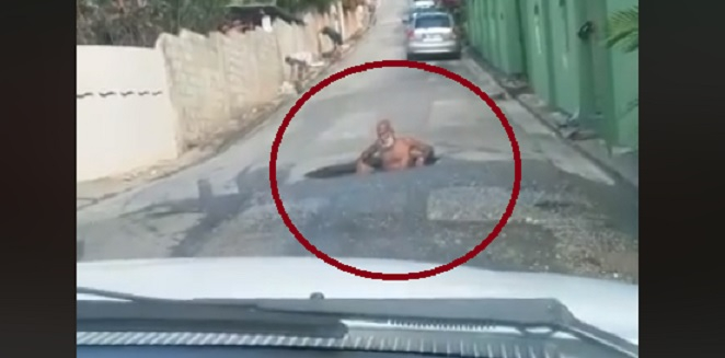 Мъж превърна дупка на пътя в... джакузи и легна в нея да се изкъпе (ВИДЕО)