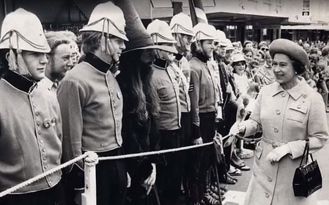 Това е невероятната история за деня, в който едва не убиха кралица Елизабет II (СНИМКИ)