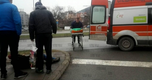 Паднал на улицата благоевградчанин с окървавена глава вдигна на крак спешните медици (СНИМКИ)