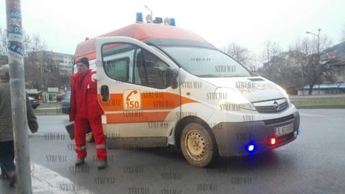 Паднал на улицата благоевградчанин с окървавена глава вдигна на крак спешните медици (СНИМКИ)