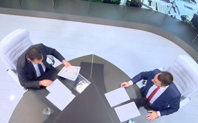 Страшен скандал! Делян Добрев с ДОКУМЕНТИ и СНИМКИ обвини Елена Йончева във връзки с Цветан Василев, трима бизнесмени и чужди служби