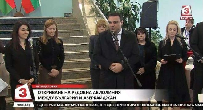 Разрязаха голяма торта послучай първия полет Баку - София (СНИМКИ)