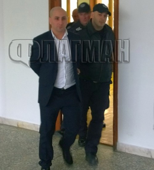 Закопчаха Даниел Пешев в съда, магистратите му дадоха 15 години за кървавата баня в бургаския кв. „Славейков“