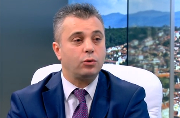 Жесток скандал за военната служба: Тя е най-голямата простотия, твърди спортният журналист Папазян, патриотът Ангелов го строява