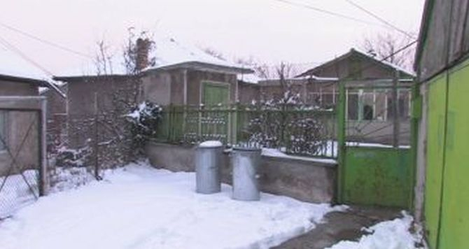 Драмата в Свищов продължава! Майката и двете ѝ дъщери отказват да излязат от вонящото свърталище!