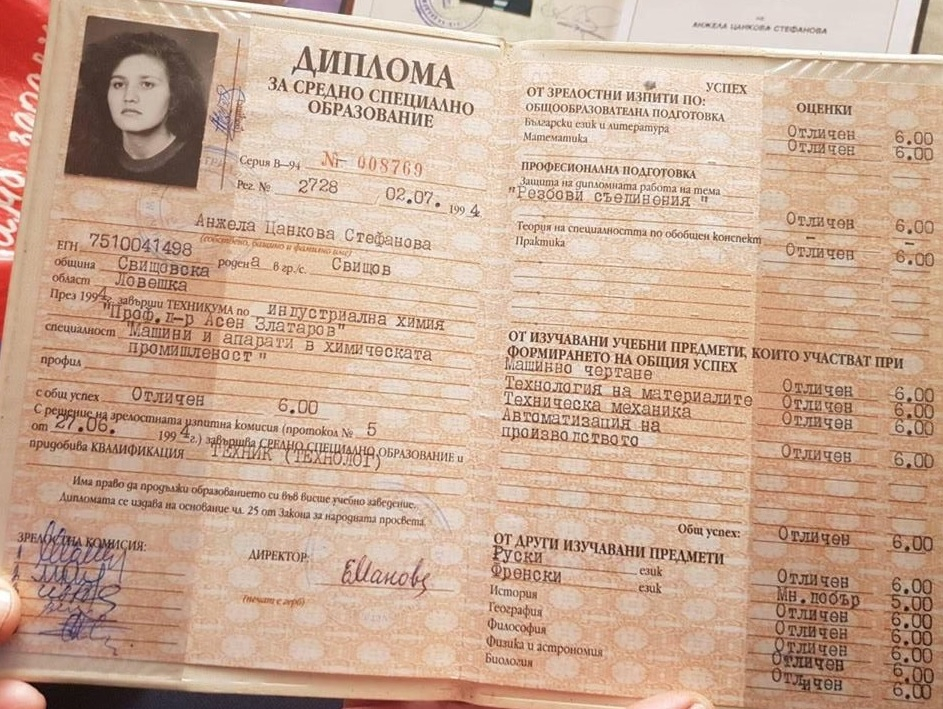Брутално гнусни СНИМКИ от свищовската Къща на ужасите! Разбра се какво е правила Пенка на двете си щерки във вонящото свърталище