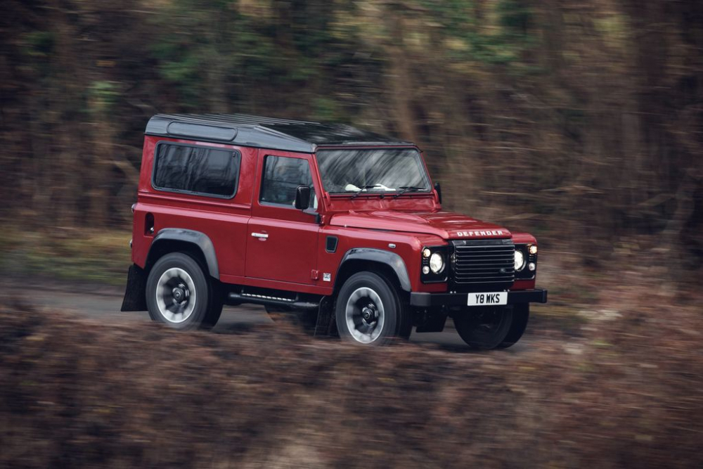Defender продължава напред: Land Rover лансира модел V8, за да отбележи своята 70-a годишнина