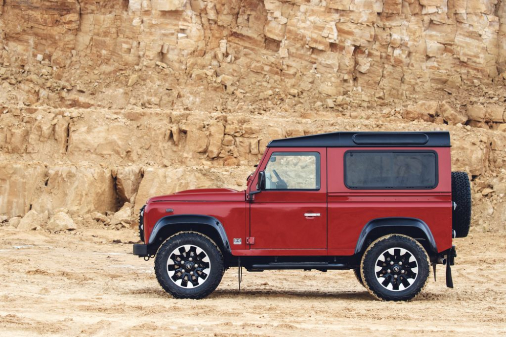 Defender продължава напред: Land Rover лансира модел V8, за да отбележи своята 70-a годишнина