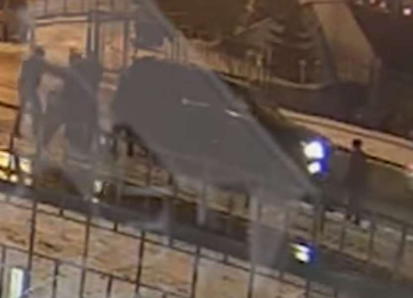 Катаджия се опита да санкционира неправилно паркиране, спукаха го от бой (ВИДЕО	)