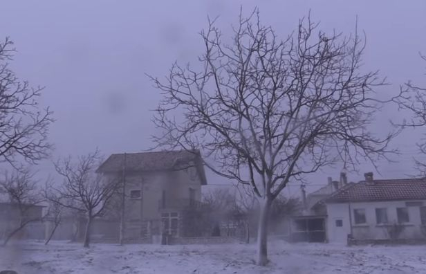 Ураганът остави Шипка на тъмно и студено, полицаи не пускат коли в прохода (ВИДЕО)