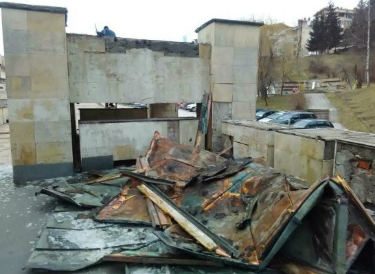 Смолян изглежда като след бомбардировка: Изкъртени дървета, отнесени покриви и паднала изолация (СНИМКИ)
