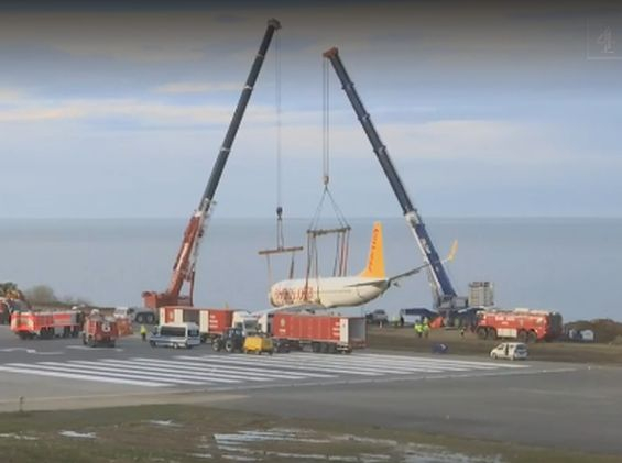 Горещо ВИДЕО! Изтеглят турския самолет след страшната катастрофа в Трабзон