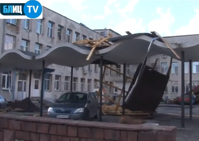 Зрелищно в БЛИЦ TV! Гледката в Карлово е страшна, ураганът помете улиците на града, полицаи пазят от мародери 