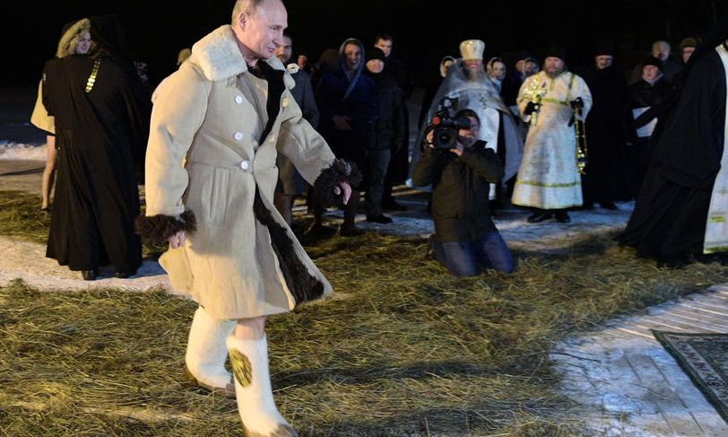 Путин се потопи в ледените води за Богоявление (СНИМКИ/ВИДЕО)
