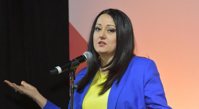 Лиляна Павлова отново скочи срещу фалшивите новини и се закани да...