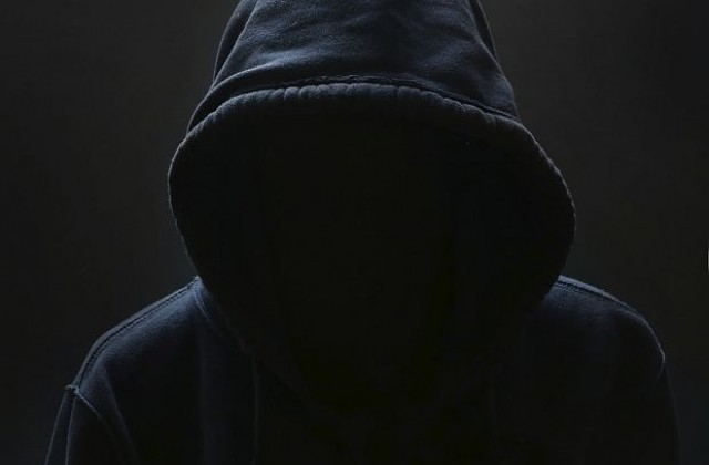 Терор в столичния "Люлин": От три години млад мъж с черна коса среща майки и деца в квартала и...