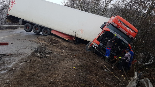Потресаващи СНИМКИ показаха колко страшно е положението между Враца и Оряхово заради един ТИР